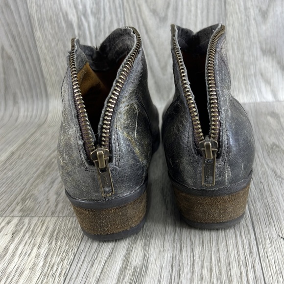 Very Volatile Distressed Western Bootie with Zipper Ankle - Picture 4 of 10